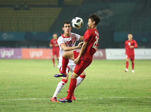 Olympic Việt Nam gặp nhiều khó khăn trước Bahrain chơi đầy thể lực