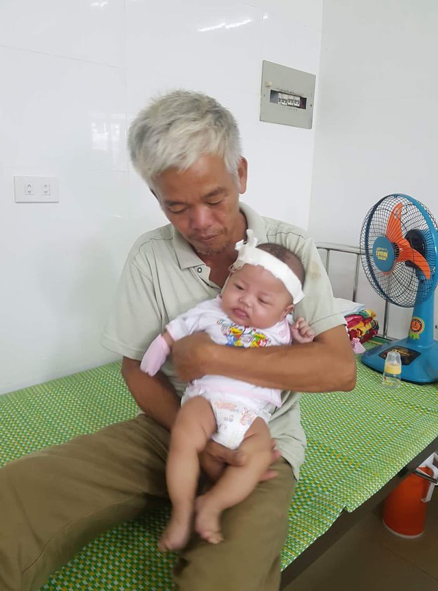 
Bé Việt Anh giờ được ông nội chăm sóc ở Bệnh viện Nhi Nghệ An.

