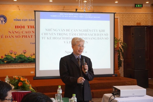 GS.TS Nguyễn Đình Cử, Viện nghiên cứu Dân số, Gia đình và Trẻ em trình bày tham luận tại Hội thảo. Ảnh: N.Mai