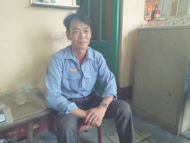 
Anh Thái Văn Thành, nhân viên gác chắn tàu kể toàn bộ sự việc. Ảnh: Ngọc Hưng
