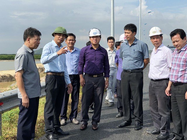 Hội đồng nghiệm thu nhà nước các công trình xây dựng kiểm tra thực tế tuyến cao tốc Hạ Long – Hải Phòng.