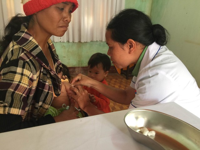 
Tiêm vaccine cho trẻ ở Gia Lai. Ảnh: T.Nguyên
