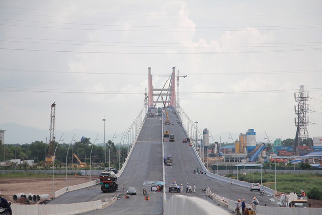 Cầu Bạch Đằng đang trong quá trình hoàn thiện những hạng mục cuối.