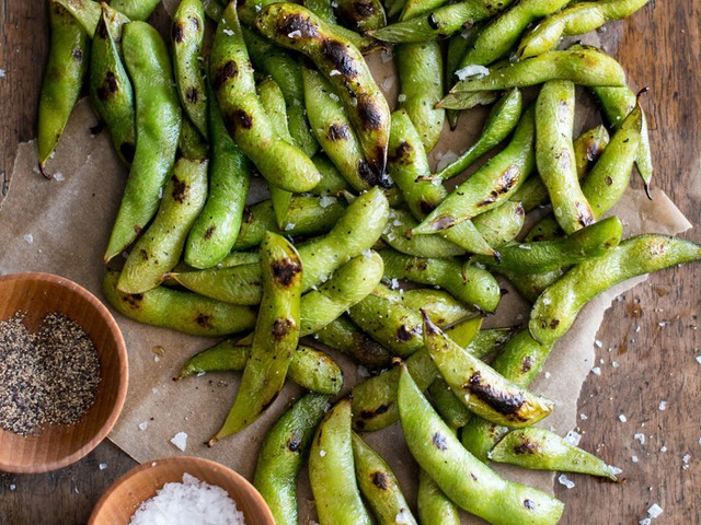 Edamame (Nhật Bản): Món ăn đơn giản nhưng rất ngon này của Nhật Bản là đậu nành tươi được hấp, luộc hoặc nướng, có thể rắc thêm vừng rang và chấm muối. Ảnh: Food & Wine Magazine.