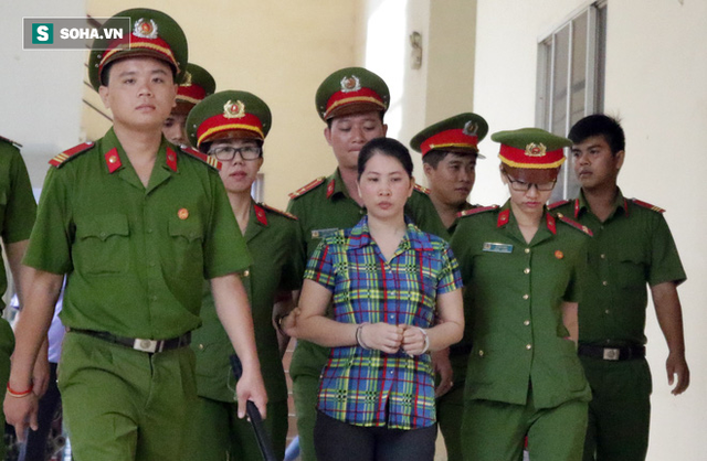 Bị cáo Hàng Thị Hồng Diễm được áp giải đến phòng xử.