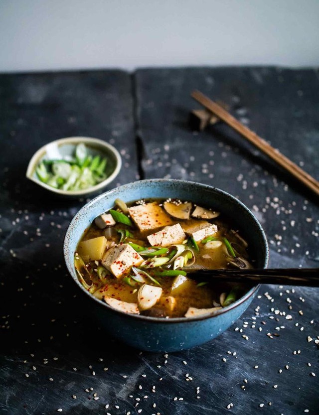 Doenjang Jjigae (Hàn Quốc): Đây là một trong những món chay phổ biến ở Hàn Quốc, gồm nước dùng từ sốt đậu nành, nấm, giá và đậu phụ. Ảnh: Discover Delicious.