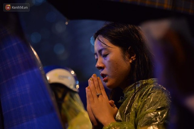 
Trời mưa khá nặng hạt nhưng người dân vẫn thành tâm đứng cầu nguyện.
