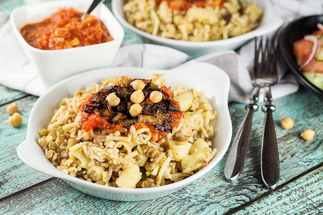 Kushari (Ai Cập): Bạn có thể tìm thấy món ăn này ở khắp Ai Cập. Kushari thường gồm mì macaroni, cơm và đậu lăng, thêm sốt cà chua cay. Một số hàng có thể cho thêm đậu garbanzo và hành phi thơm nức. Ảnh: Cookingtheglobe.