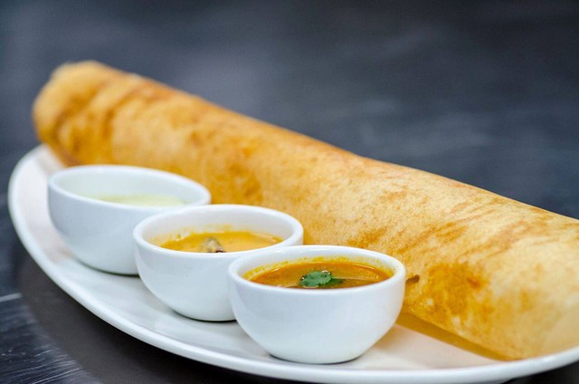 Masala Dosa (Ấn Độ): Ấn Độ được xem là thiêm đường ẩm thực cho người ăn chay, trong đó có món Masala Dosa được nhiều du khách yêu thích. Món bánh kếp này được làm từ bột gạo lên men và đậu đen, với nhân cà ri đậu và khoai tây. Bánh thường được chấm với sốt cà chua cốt dừa hoặc sambar. Ảnh: Kauphy.