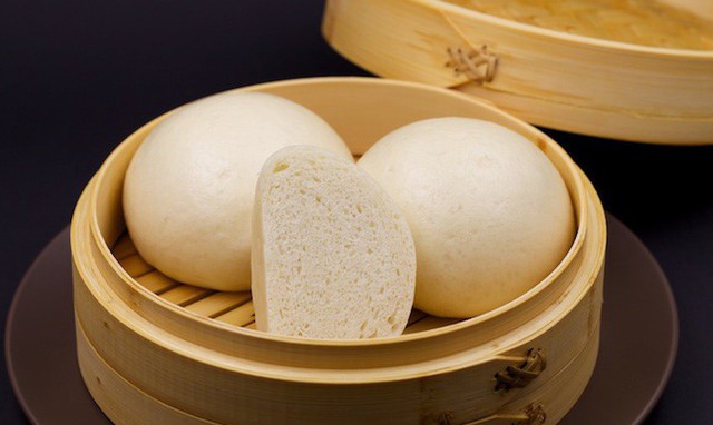 Bánh bao trắng (Trung Quốc): Bánh bao trắng hay màn thầu là món ăn quen thuộc của Trung Quốc, rất hợp nếu bạn ăn chay. Thường được ăn lúc còn nóng, vị mềm ngọt của bánh có thể chinh phục ngay cả vị khách khó tính nhất. Ảnh: Yumofchina.