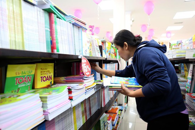 
Phụ huynh tìm mua SGK tại nhà sách Nguyễn Huệ (Q.1, TP.HCM)
