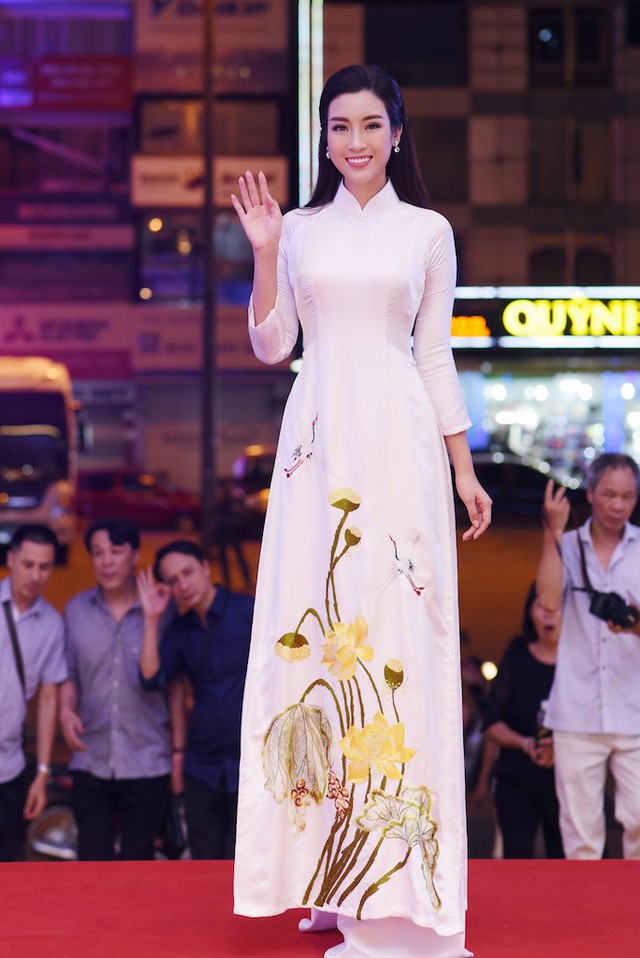 Hoa hậu Đỗ Mỹ Linh xuất hiện đầy duyên dáng