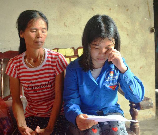 Cầm trên tay giấy báo nhập học mà lòng hai mẹ con chị Hoàng đau như cắt. Thành quả sau bao năm lo toan, vất vả của mẹ, nghị lực tuyệt vời của con gái, tất cả giờ có nguy cơ trở thành công cốc.