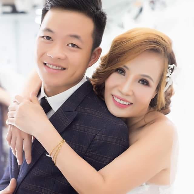 Chị Thu Sao và chồng chụp ảnh cưới tại Hà Nội, chị cũng thuê váy cưới và trang điểm ở Hà Nội lên Cao Bằng để trang điểm cho chị trong ngày trọng đại.