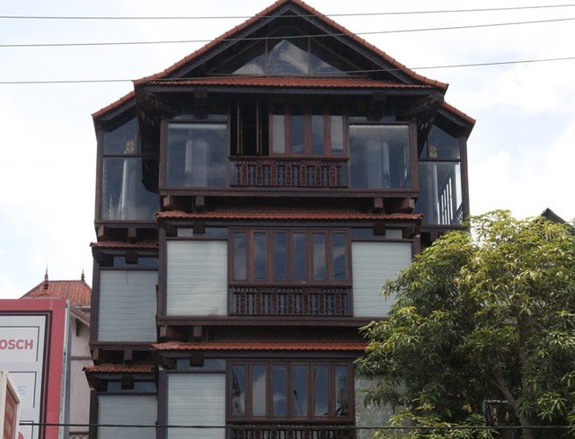 Ngôi nhà 5 tầng bằng gỗ sao xanh có xuất xứ từ Lào nằm tọa lạc trên mặt đường QL1A.
