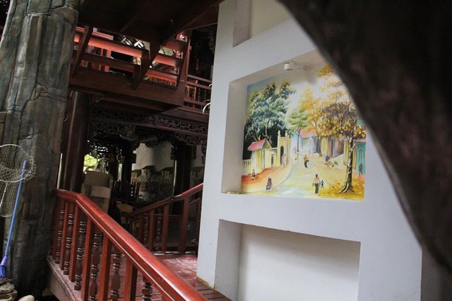 Các lối đi lên hành lang được họa sĩ vẽ phối cảnh, làm nổi bật căn nhà gỗ giá trị.