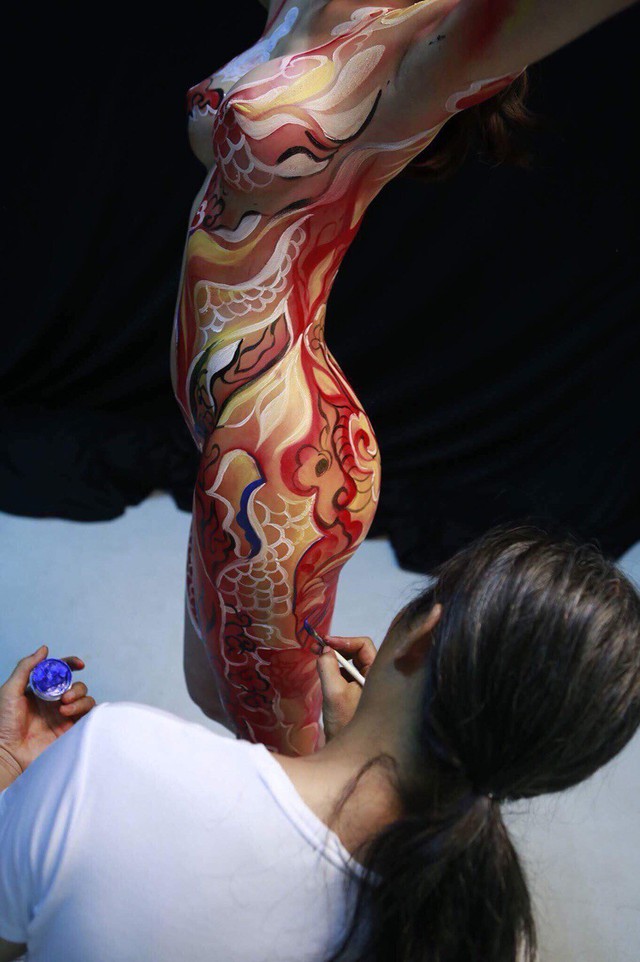 Nghệ sĩ Ngô Lực trong những lần vẽ bodypainting