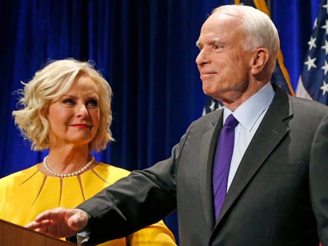T&agrave;i sản của Thượng nghị sĩ John McCain đến từ nhiều nguồn, gồm lương v&agrave; lương hưu từ ch&iacute;nh phủ. Tuy nhi&ecirc;n, tiền lương chỉ l&agrave; một số tiền rất nhỏ. &Ocirc;ng c&oacute; một danh mục d&agrave;i c&aacute;c bất động sản đầu tư v&agrave; sự t&agrave;i sản ri&ecirc;ng do vợ &ocirc;ng - b&agrave; Cindy McCain nắm giữ. B&agrave; Cindy McCain l&agrave; người thừa kế phần lớn cổ phần trong C&ocirc;ng ty Hensley & Co v&agrave; l&ecirc;n l&agrave;m Chủ tịch khi cha m&igrave;nh qua đời. Hiện vợ chồng Thượng nghị sĩ John McCain c&ugrave;ng sở hữu khối t&agrave;i sản 200 triệu USD.