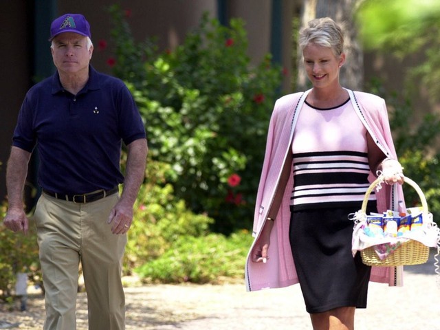 Kh&ocirc;ng chỉ c&oacute; khối t&agrave;i sản lớn, vợ chồng Thượng nghị sĩ John McCain c&ograve;n th&agrave;nh lập Quỹ John v&agrave; Cindy McCain để hỗ trợ c&aacute;c hoạt động từ thiện v&agrave; cộng đồng. Năm 2001 v&agrave; 2006, McCain đ&atilde; đ&oacute;ng g&oacute;p lần lượt 950.000 USD v&agrave; 1,6 triệu USD v&agrave;o Quỹ John v&agrave; Cindy McCain. Từ quỹ n&agrave;y, &ocirc;ng b&agrave; đ&atilde; tr&iacute;ch hơn 500.000 USD cho c&aacute;c trường tư thục của trẻ em, hơn 200.000 USD cho Học viện Hải qu&acirc;n Hoa Kỳ v&agrave; những khoản quy&ecirc;n g&oacute;p kh&aacute;c cho Nh&agrave; h&aacute;t Thanh ni&ecirc;n Valley (Phoenix), Trung t&acirc;m khủng hoảng trẻ em ở Phoenix v&agrave; Hiệp hội ung thư Hoa Kỳ.