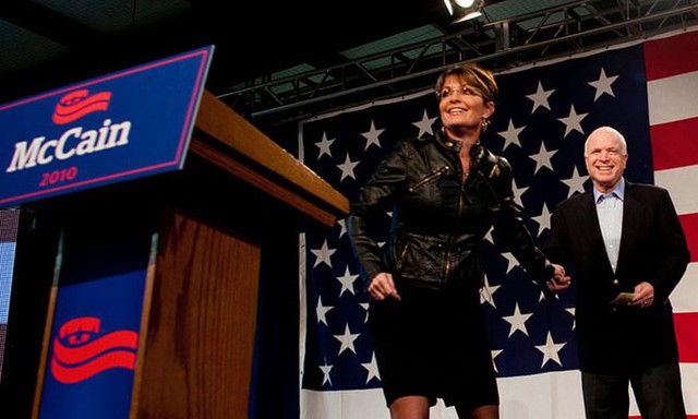 Cựu thống đốc Alaska Sarah Palin nói chuyện với những người ủng hộ trong một cuộc trưng cầu cho chiến dịch của thượng nghị sĩ John McCaine ở Tucson, bang Arizona, năm 2010. Ảnh: Darren Hauck.