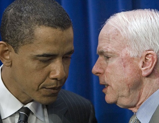 Thượng nghị sĩ John McCain trao đổi với Thượng nghị sĩ Barack Obama trong một cuộc họp báo tháng 4/2006 tại Washington. Ảnh: AFP.