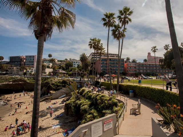 Họ cũng đầu tư v&agrave;o một số mảnh đất b&ecirc;n bờ biển California, gồm một miếng ở La Jolla, miếng kh&aacute;c ở San Diego v&agrave; một khu căn hộ được b&aacute;n v&agrave;o năm 2017 với gi&aacute; 1,3 triệu USD.