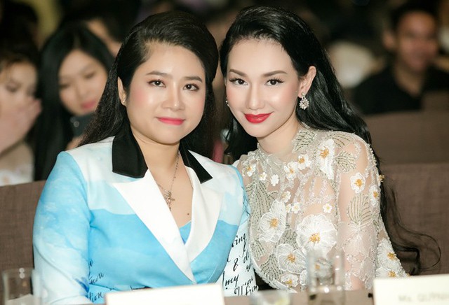 Nữ MC chụp ảnh cùng bà Trang Triệu - đại diện quỹ đầu tư hợp tác, hỗ trợ cô làm phim.