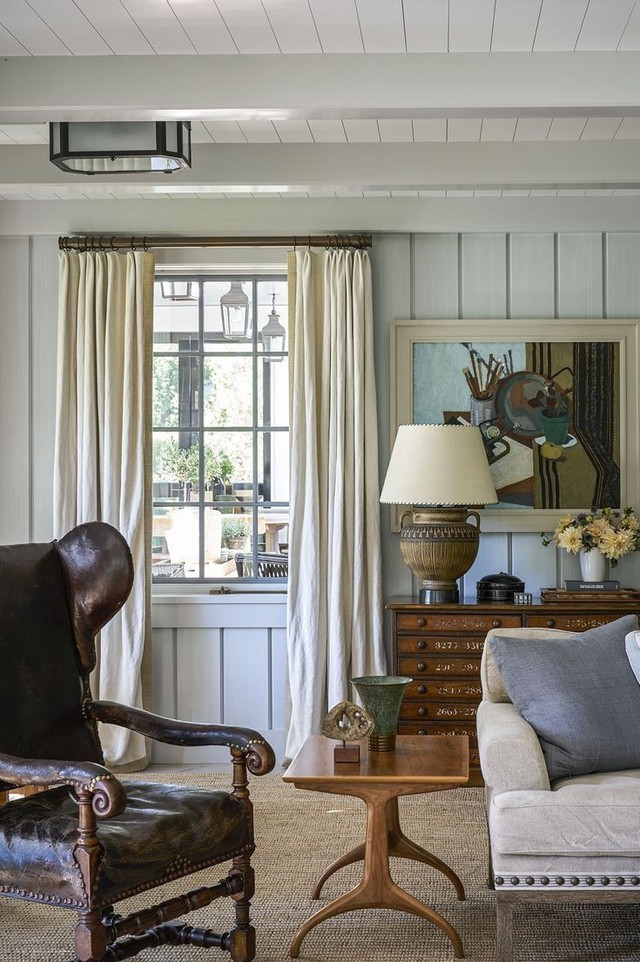 Nếu bạn không muốn tạo sự thay đổi lớn vào mùa thu như vẽ lại các bức tường hay trang trí lại hoàn toàn, hãy thử chút màu nâu trong căn phòng của mình. Phòng khách trang trí một chiếc ghế sofa màu nâu kem được bọc trong vải cùng thảm màu nâu sẽ rất ấn tượng.