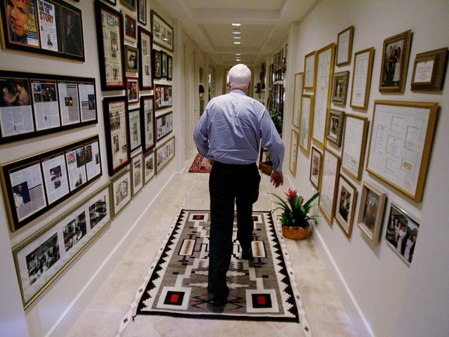 Từ năm 2006-2007, McCain đ&atilde; tăng ng&acirc;n s&aacute;ch cho nh&acirc;n vi&ecirc;n gi&uacute;p việc nh&agrave; từ 184.000 USD l&ecirc;n gần 300.000 USD để hỗ trợ tăng lương cho họ. Nhiều người dự đo&aacute;n rằng, nguy&ecirc;n nh&acirc;n của vấn đề n&agrave;y li&ecirc;n quan danh mục bất động sản k&eacute;o d&agrave;i v&agrave; đang ng&agrave;y c&agrave;ng ph&aacute;t triển của gia đ&igrave;nh.