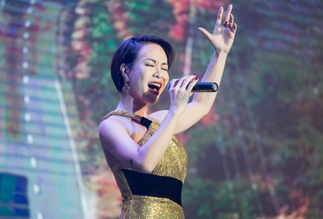 Ca sĩ Uyên Linh biểu diễn hai ca khúc Hello Vietnam và Chờ người nơi ấy trong event này.