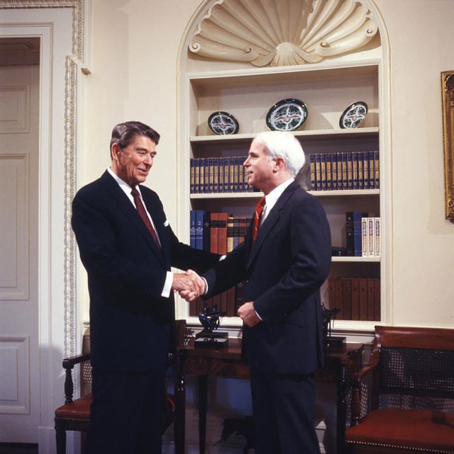 Tổng thống Ronald Reagan và John McCain tại Nhà Trắng trong thập niên 1980. Ảnh: Alamy.