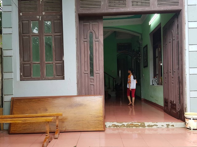 Đồ đạc trong nhà không bị mất, không lộn xộn khiến nhiều người nghi ngờ về động cơ gây án của hung thủ.