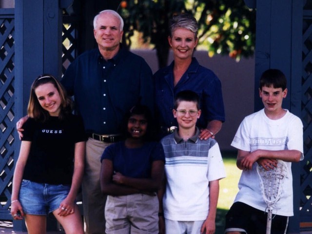 Quỹ đầu tư của McCain cho con c&aacute;i họ trị gi&aacute; khoảng 2,7 triệu USD, năm 2008, con số n&agrave;y l&agrave; 5,8 triệu USD.