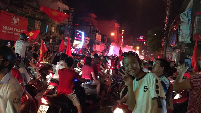 
Người dân Hải Phòng đổ ra đường ăn mừng chiến thắng của Olympic Việt Nam (ảnh: Minh Lý)
