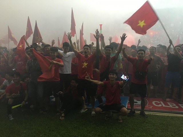 
SVĐ Lạch Tray như vỡ tung bởi chiến thắng lịch sử của Đội tuyển Việt Nam.
