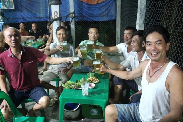 
đến người trung niên, ai cũng mong đội tuyển U23 Việt Nam giành chiến thắng.
