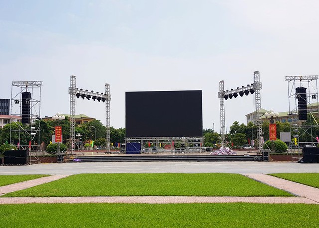 
Sân khấu vinh danh các cầu thủ trẻ của SLNA cùng màn hình LED cỡ lớn phụ vụ người hâm mộ đã hoàn tất. Ảnh: Phạm Hòa.
