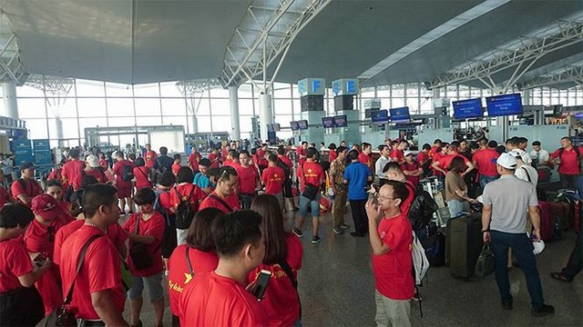 
Cổ động viên Việt Nam nhuộm đỏ 1 góc sân bay Nội Bài (Hà Nội).
