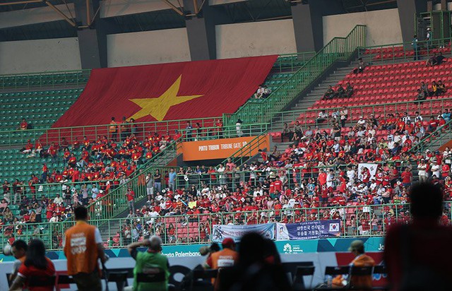 CĐV Việt Nam tr&ecirc;n kh&aacute;n đ&agrave;i s&acirc;n Patriot Candrabhaga để tiếp lửa cho thầy tr&ograve; HLV Park Hang Seo.Ảnh: SN