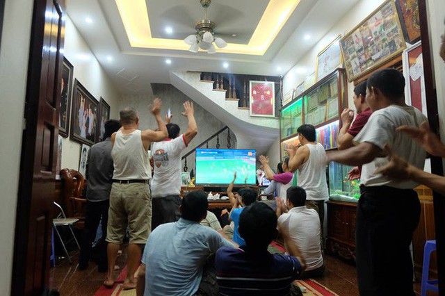 
Cả nhà như vỡ òa trước chiến thắng của U23 Việt Nam. Ảnh: Thời đại
