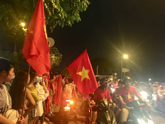 Triệu trái tim bùng cháy, đổ ra đường ăn mừng với cờ hoa ngợp trời sau chiến thắng lẫy lừng của U23 Việt Nam - Ảnh 8.