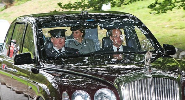 Trong khi Kate rạng rỡ cười và trò chuyện với Nữ hoàng ở hàng ghế sau, Hoàng tử William ngồi ở hàng ghế trước cùng tài xế.