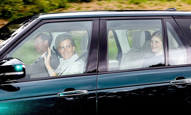 Chiếc xe thứ ba của đoàn xe hoàng gia Anh do Hoàng tử Edward (54 tuổi) cầm lái. Ngồi cạnh Edward là vợ, Nữ bá tước xứ Wessex, Sophie (53 tuổi), phía sau là con gái của họ, Lady Louise Windsor (14 tuổi).