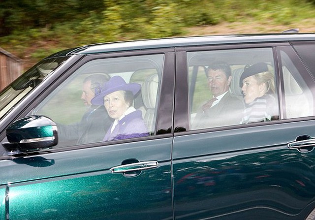 Trong chiếc xe thứ tư, công chúa Anne (68 tuổi) mặc áo khoác và mũ màu tím nổi bật. Chồng của công chúa, phó đô đốc Timothy Laurence, ngồi ở ghế sau cùng con dâu Autumn Phillips (40 tuổi), người có mối quan hệ tốt với Nữ hoàng.