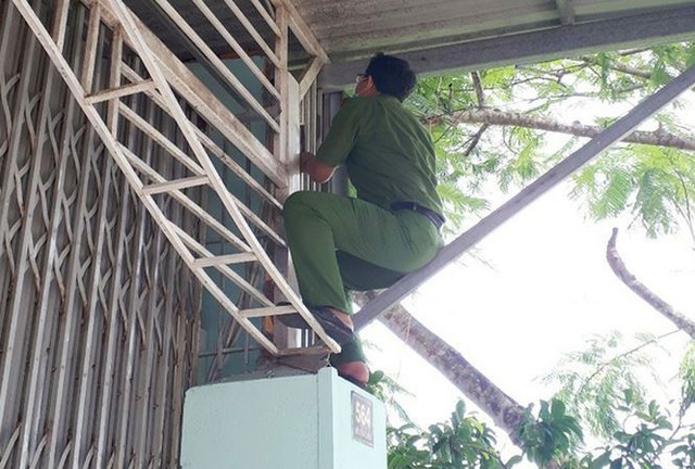 Công an khám nghiệm tìm dấu vết