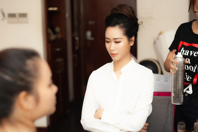 Để chuẩn bị xuất hiện trong một sự kiện nhãn hàng tại Hà Nội vào lúc 10h sáng, Dương Thùy Linh phải dậy từ sớm. Cô được êkíp make-up, làm tóc đến tận nhà chăm sóc. Người đẹp 35 tuổi không giấu được vẻ uể oải bởi vẫn còn buồn ngủ.