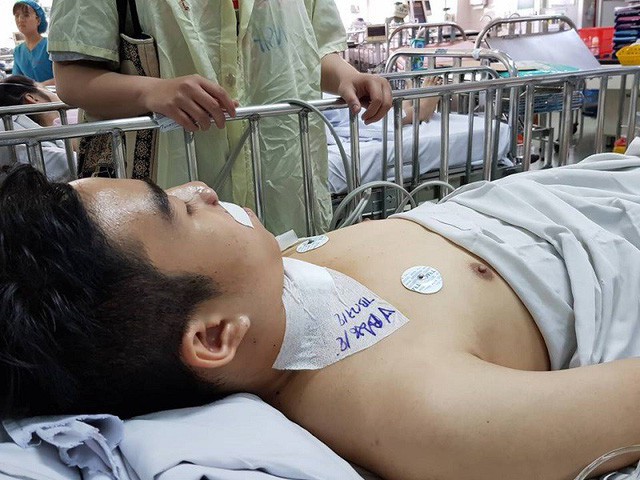 H.S. đang được theo dõi điều trị sau khi bị kẻ giật cô hồn đâm trọng thương.