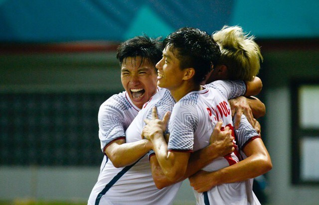 Nhiều người hâm mộ cho rằng giá tour hiện là hợp lý và sẵn sàng chi trả để sang Indonesia cổ vũ cho Olympic Việt Nam. Ảnh: Việt Hùng.