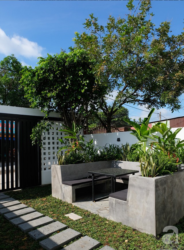 Góc sân vườn được thiết kế lối đi đơn giản, tinh tế cùng chỗ ngồi trò chuyện tiện ích.