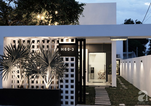 Cổng vào nhà được thiết kế màu trắng và đen xuyên suốt đến từng khu vực chức năng bên trong.